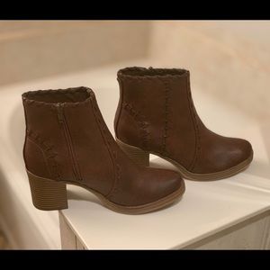 Maurices brown/red zip up bootie NWOT